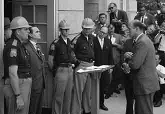 Nicholas Katsenbach, right, confronts Gov. GEorge Wallace Photo / National Archives